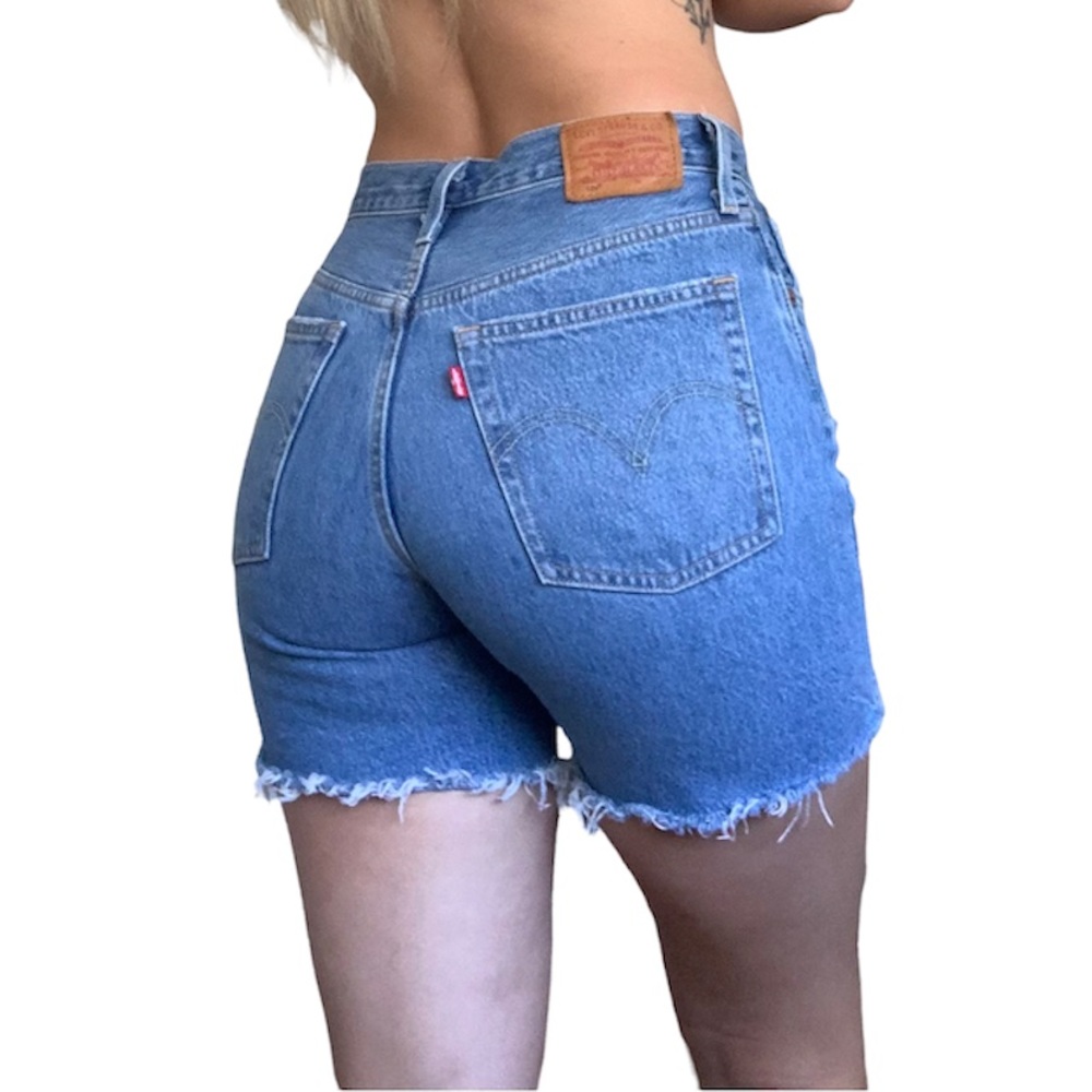 Levis 501 mid thigh Highwaisted shorts